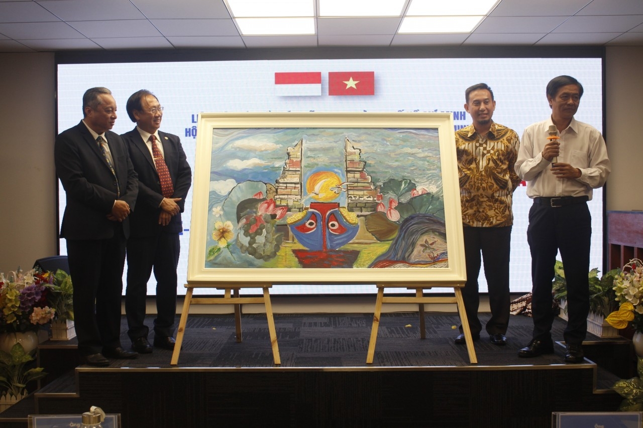 象征越南与印尼友谊画作正式亮相。