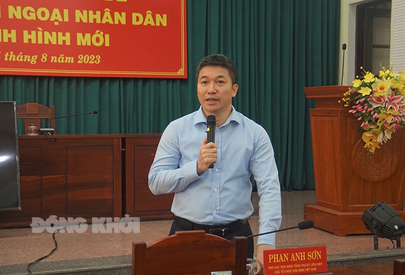 越南友好组织联合会副主席兼秘书长潘英山在会上介绍了这一主题。