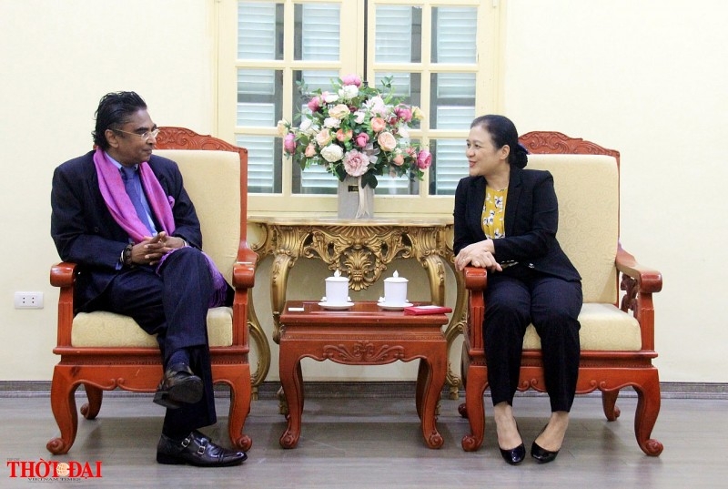 越南友好组织联合会主席阮芳娥大使（右）会见斯里兰卡驻越南特命全权大使A. Saj U.Mendis先生。