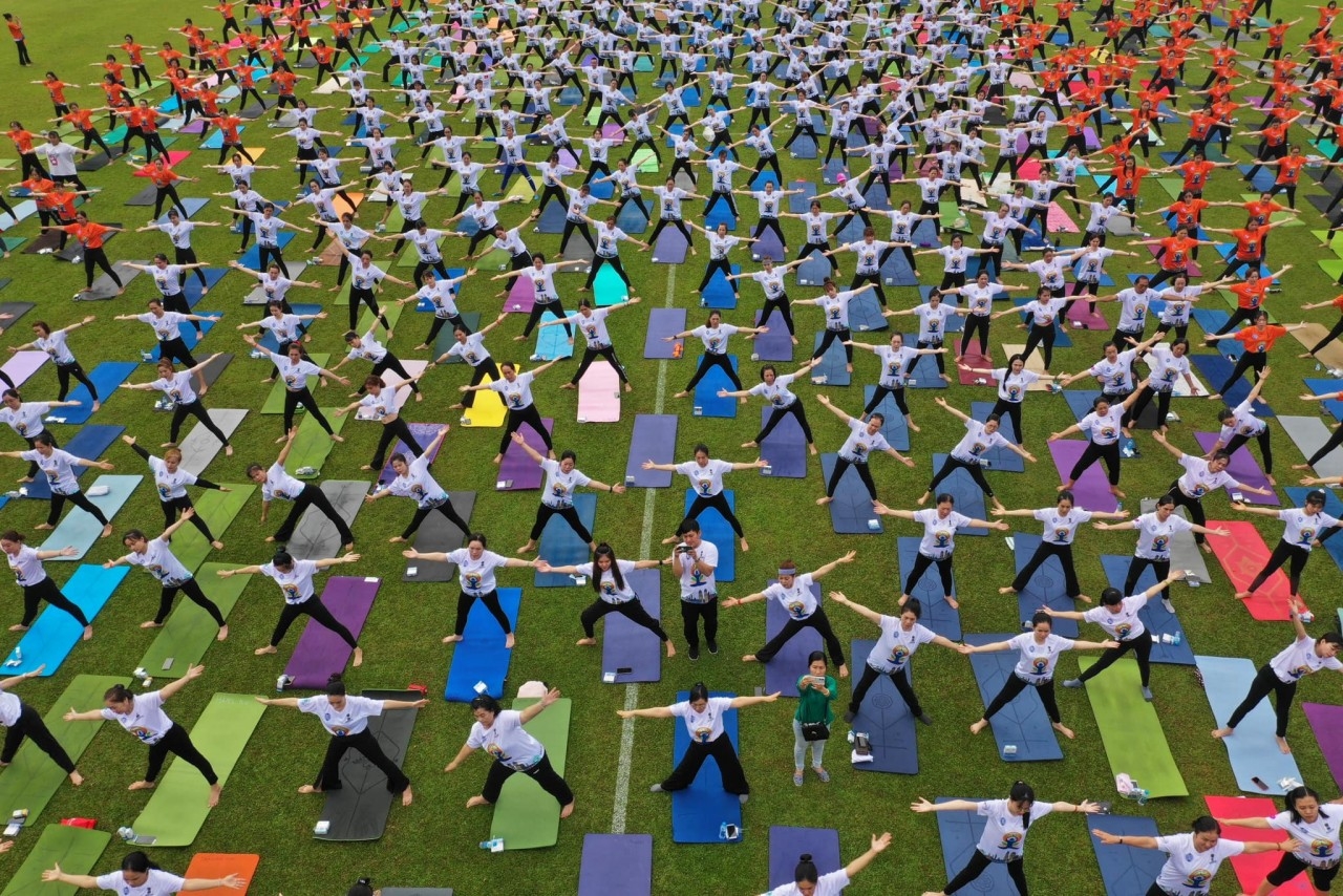 值此越南 2023 年国际瑜伽日之际，瑜伽修行者 (yogi) 在平阳举行集体瑜伽表演活动。（图：印度驻胡志明市总领事）。