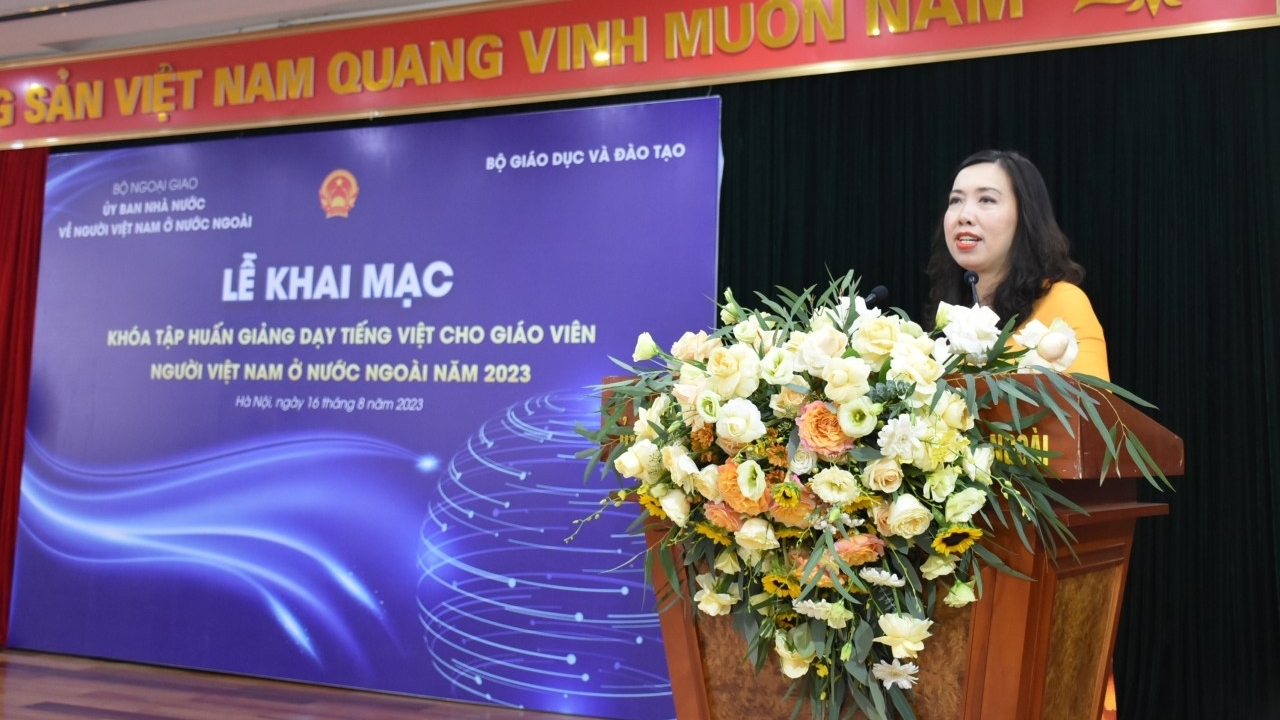 为来自17个国家和地区的60名教师举行越南语培训班开班仪式