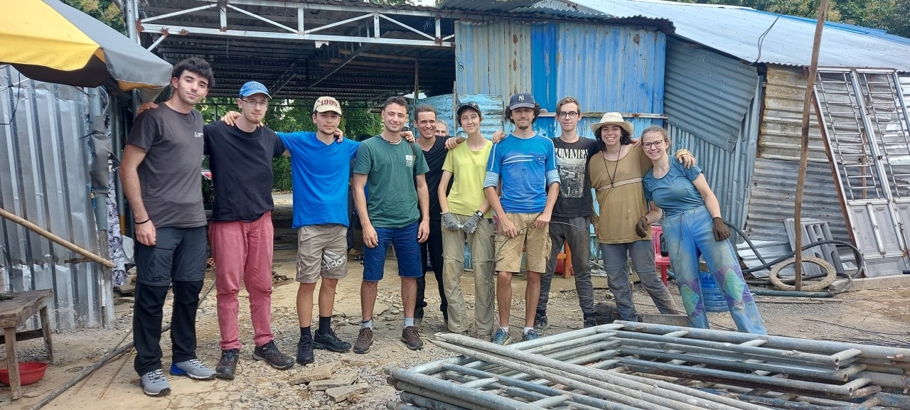 LEDD/法国组织大学生志愿者团协助同奈省定贯县的困难少数民族家庭修建友谊房。（图：越南LEDD）