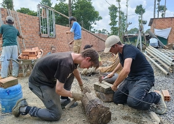 来自法国LEDD的大学生志愿者参与了友谊房修建活动。