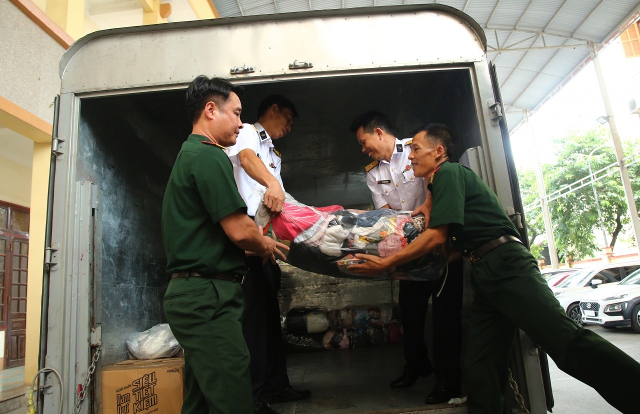 海军政治局慰问木江界洪灾区同胞并向其赠送礼物
