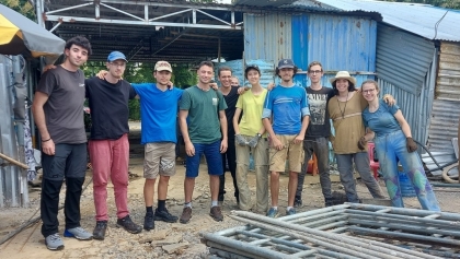 法国学生协助同奈省少数民族家庭修建友谊房