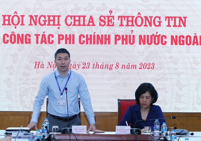越南友好组织联合会副主席兼秘书长、外国非政府组织工作委员会副主任潘英山在会上发言。（图：秋河）