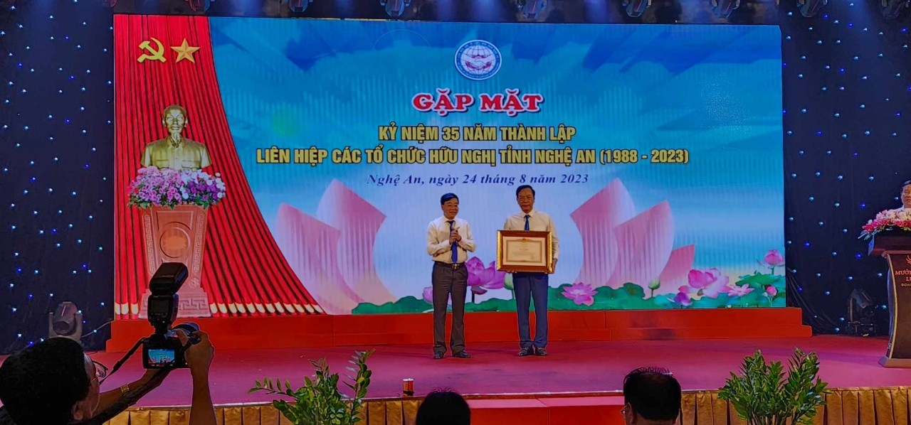 向义安省友好组织联合会常务副主席阮洪旗颁发政府总理奖状。