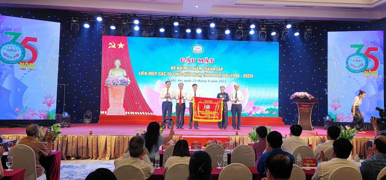 越南友好组织联合会党组书记、主席阮芳娥向义安省友好组织联合会颁发竞赛旗。