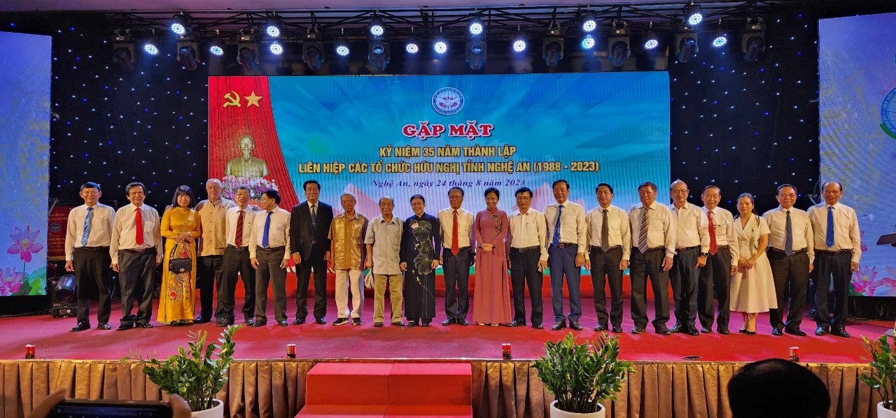 代表们在庆祝义安省友好组织联合会成立35周年的见面会上合影留念。