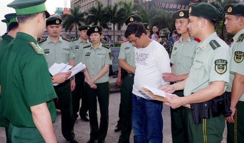 芒街国际口岸边防屯接收被中国广西防城港市边防公安队抓捕归案的通缉犯。