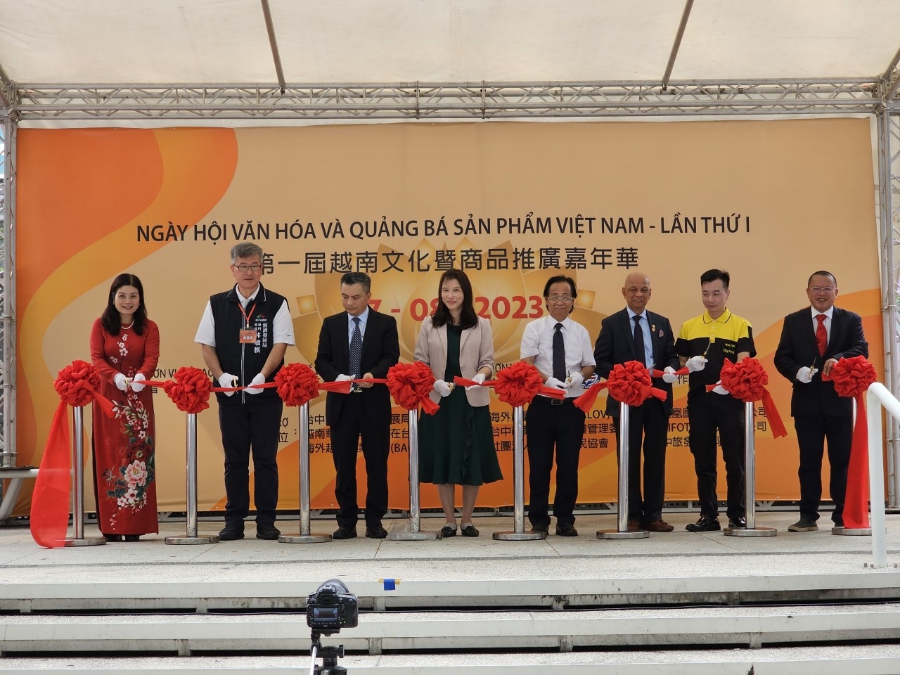 第一届越南文化暨商品推广嘉年华由越南台湾商业协会主办。