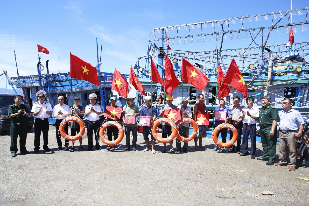 工作代表团向金兰市银石（Đá Bạc）渔港的渔民赠送国旗、礼品和救生圈。