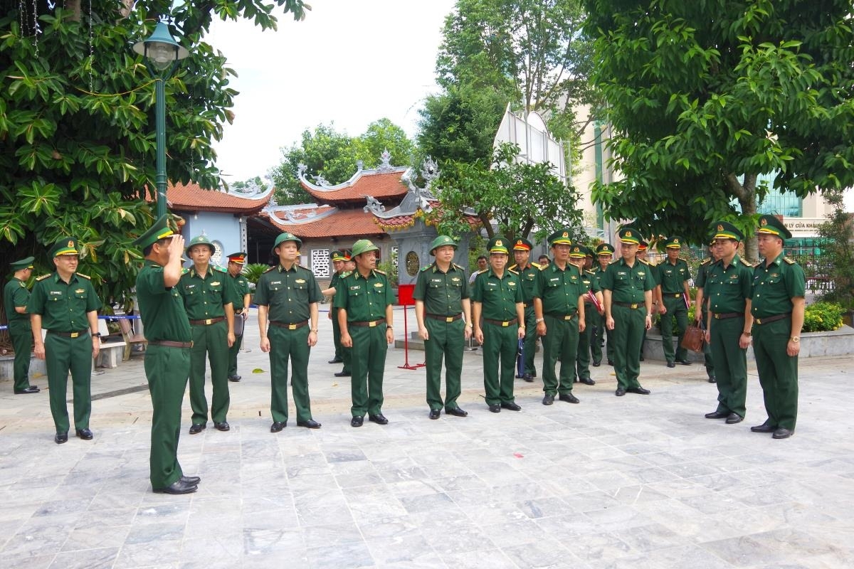 黎德泰中将和工作团考察了越中两国国防部长在交流活动中向主权界碑敬礼和刷补油漆的演练。（图：玉林）