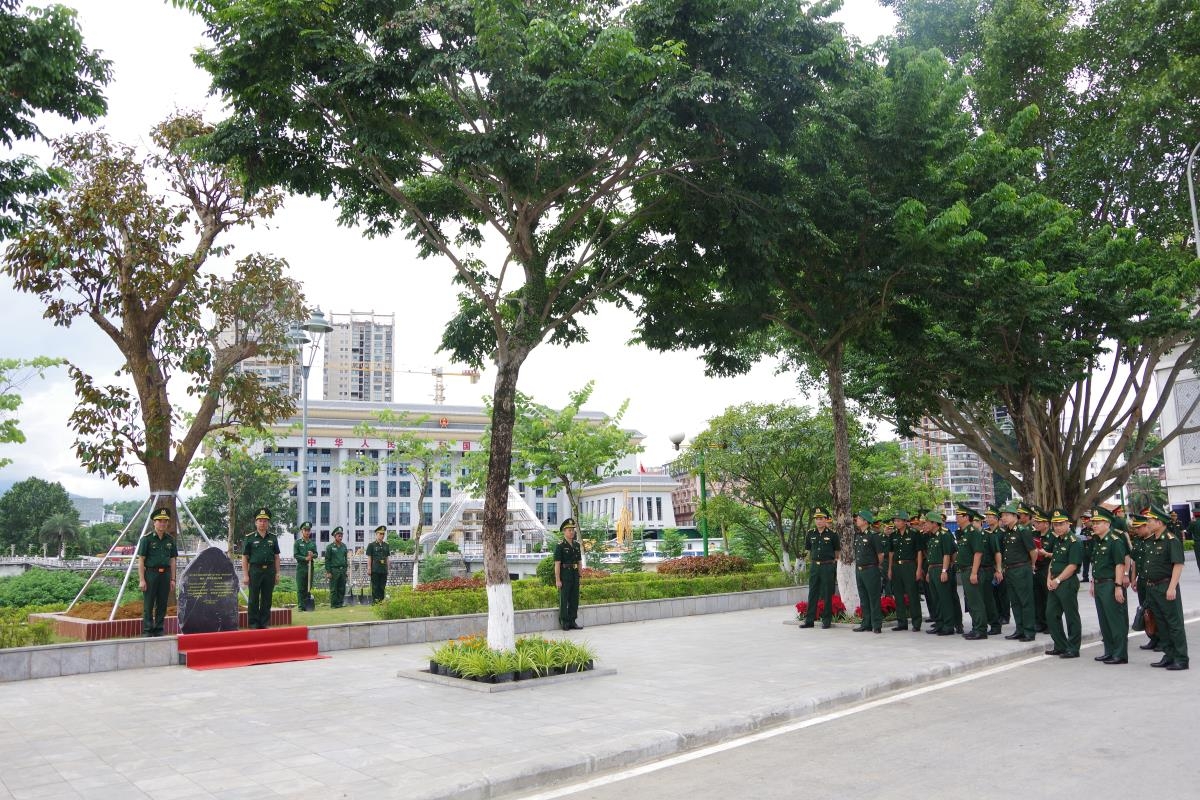 工作团考察老街国际口岸地区植下友谊树的筹备工作。(图:玉林) 工作团考察老街国际口岸地区植下友谊树的筹备工作。(图:玉林)