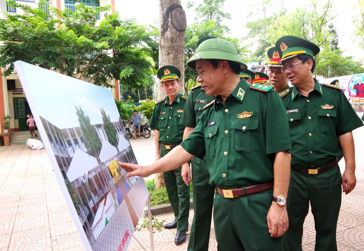 黎德泰中将和工作团检查在老街市谷老坊金同小学迎接代表的筹备工作。（图：玉林）