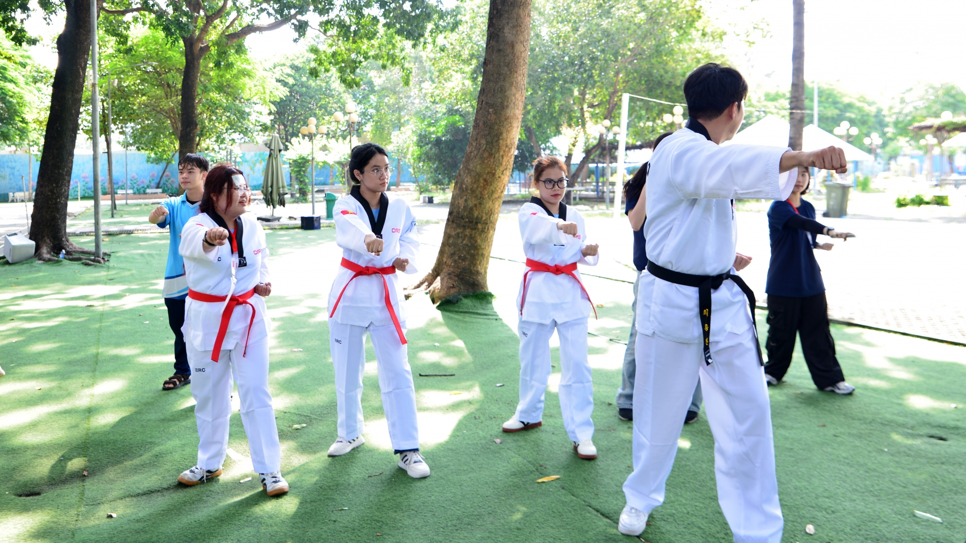 土龙木大学的学生在釜山大学的学生的指导下练习跆拳道