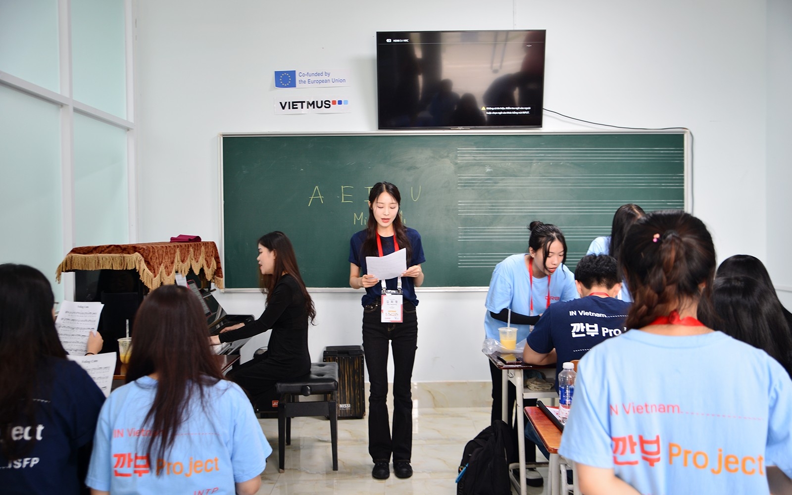 土龙木大学音乐讲师指导韩国大学生演唱歌曲“腰鼓”（Trống cơm）