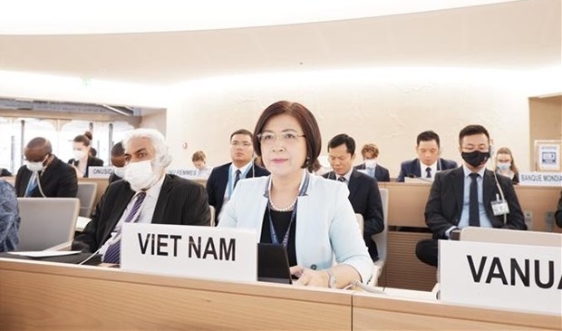 越越南常驻世界贸易组织和瑞士其他国际组织代表黎氏雪梅大使率团出席会议