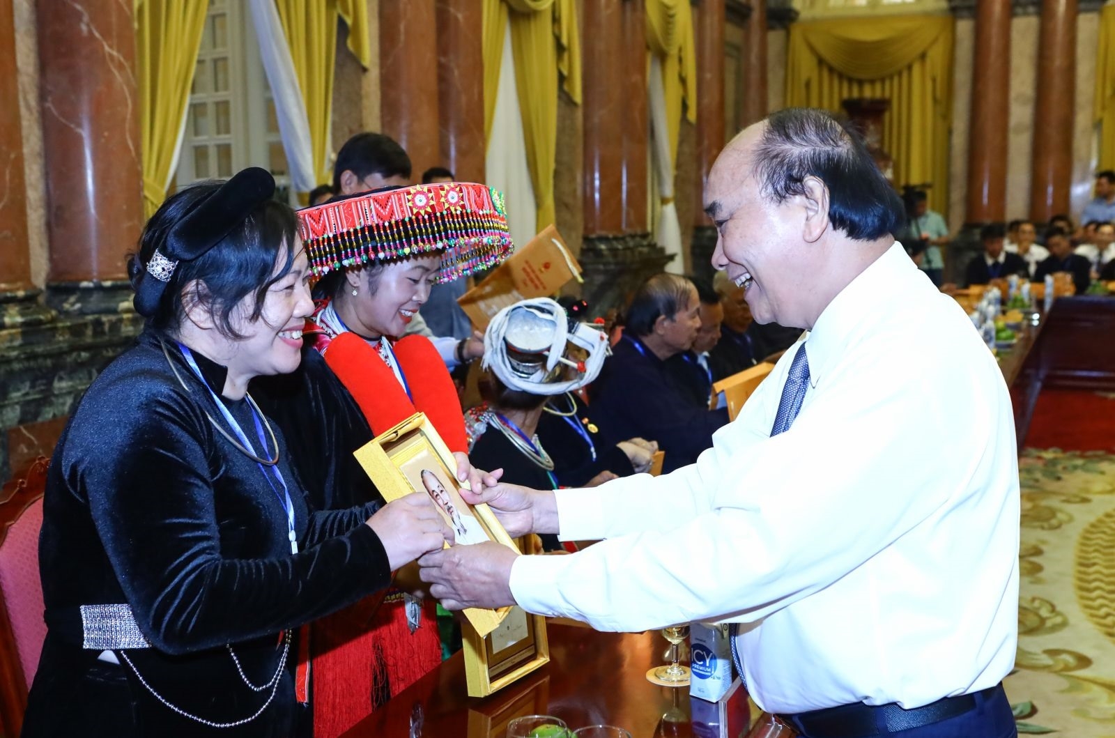 国家主席阮春福会见高平省少数民族模范代表。