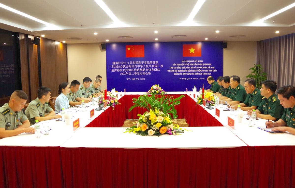 高平省边防部队广和会谈会晤站与中国广西龙州地区边防部队会谈会晤站定期举行会谈。（图：辉杨）