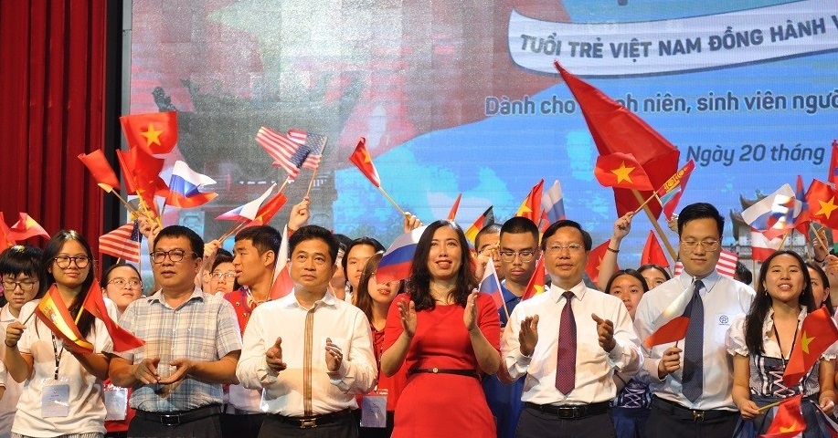 黎氏秋姮副部长和各位嘉宾以及2023年越南夏令营代表合影留念。（图：明君）