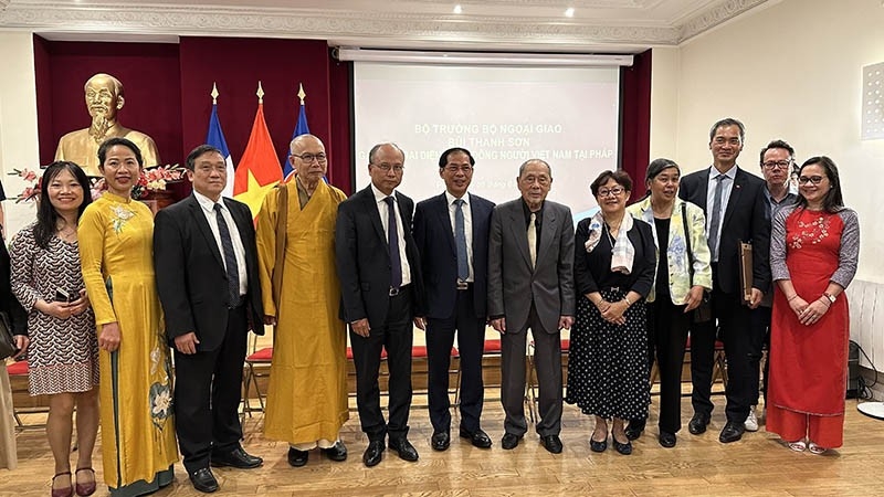6月5日，外交部部长裴青山对法国进行工作访问期间会见了旅法越南人社群。