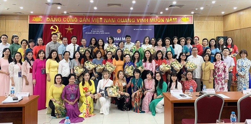 学员们在2023年海外越南人教师越南语教学培训班上合影留念。（图：黎安）
