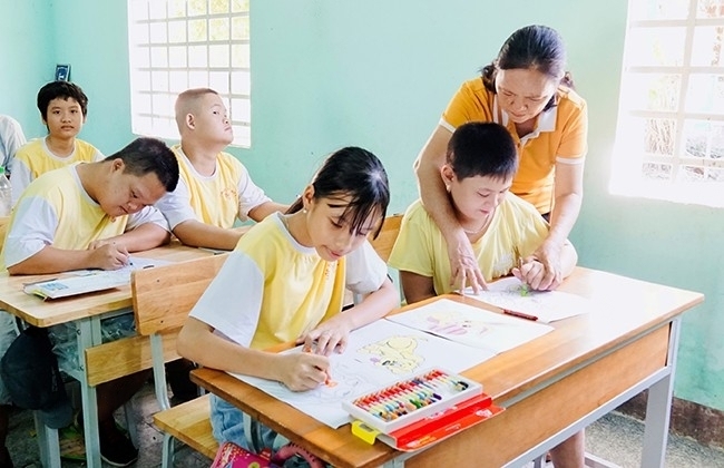 2023 年 8 月 13 日星期日，符吉县吉贞二号小学1号梦想班的学生们在课堂上与老师一起涂色。