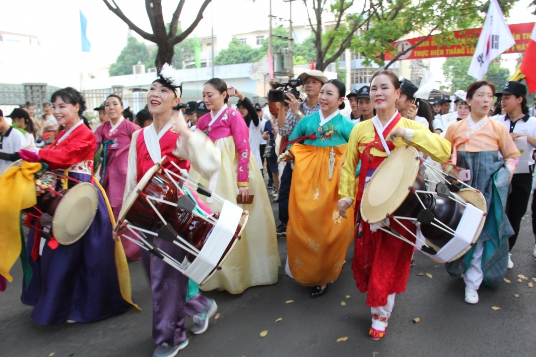 韩国全罗北道街头艺术团在第七届邦美蜀咖啡节上进行表演。