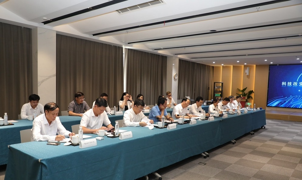 义安省代表团与中国润阳新能源科技股份有限公司举行工作会谈。