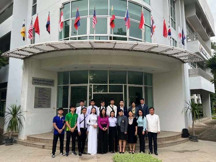 黎氏秋姮副部长一行与皇家大学校长及在校越南大学生代表合影留念。