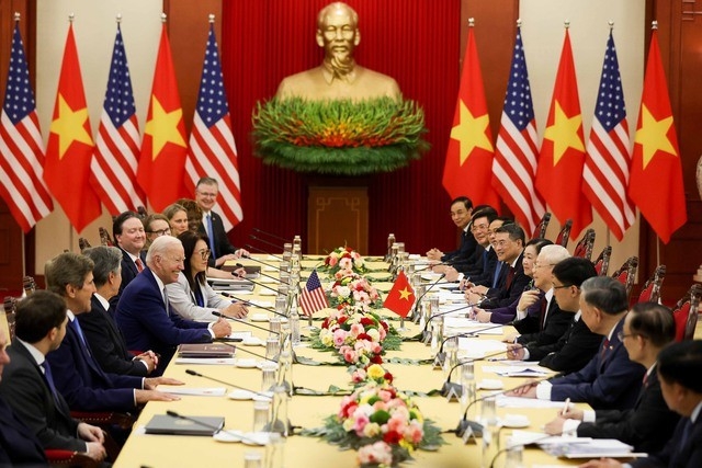 由阮富仲总书记率领的越南高级代表团和美国总统拜登率领的美国高级代表团在越共中央总部举行会谈。