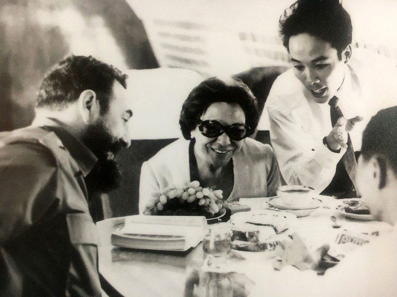 古巴主席菲德尔·卡斯特罗和声援南越委员会首任主席梅尔巴·埃尔曼德斯（Melba Hermandez）女士（今古巴-越南友好协会的前身）和越南南方共和国临时革命政府干部阮春风先生在1973年9月，乘坐专机从阿尔及利亚首都阿尔及尔飞往河内。（资料图）