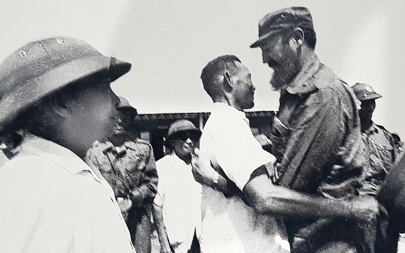 1973年9月15日上午，广治省委书记胡士坦在边海河南岸接待古巴主席菲德尔·卡斯特罗。（资料图）