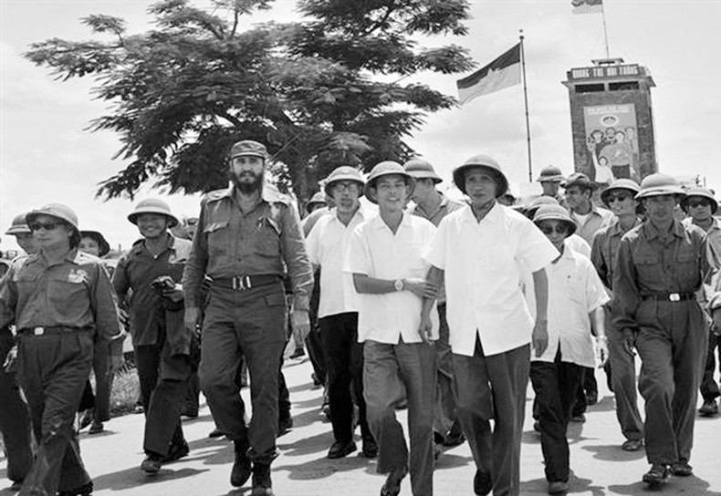 1973年，古巴主席菲德尔·卡斯特罗和总理范文同访问东河市社。（资料图）