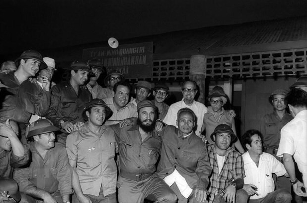 菲德尔·卡斯特罗主席与古巴革命党政代表团在边海人民安宁站合影留念。（图：越通社）