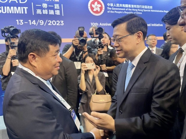 阮志勇部长在会议期间与香港特别行政区行政长官李家超交谈。