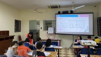 女教师在马来西亚传播越南语价值