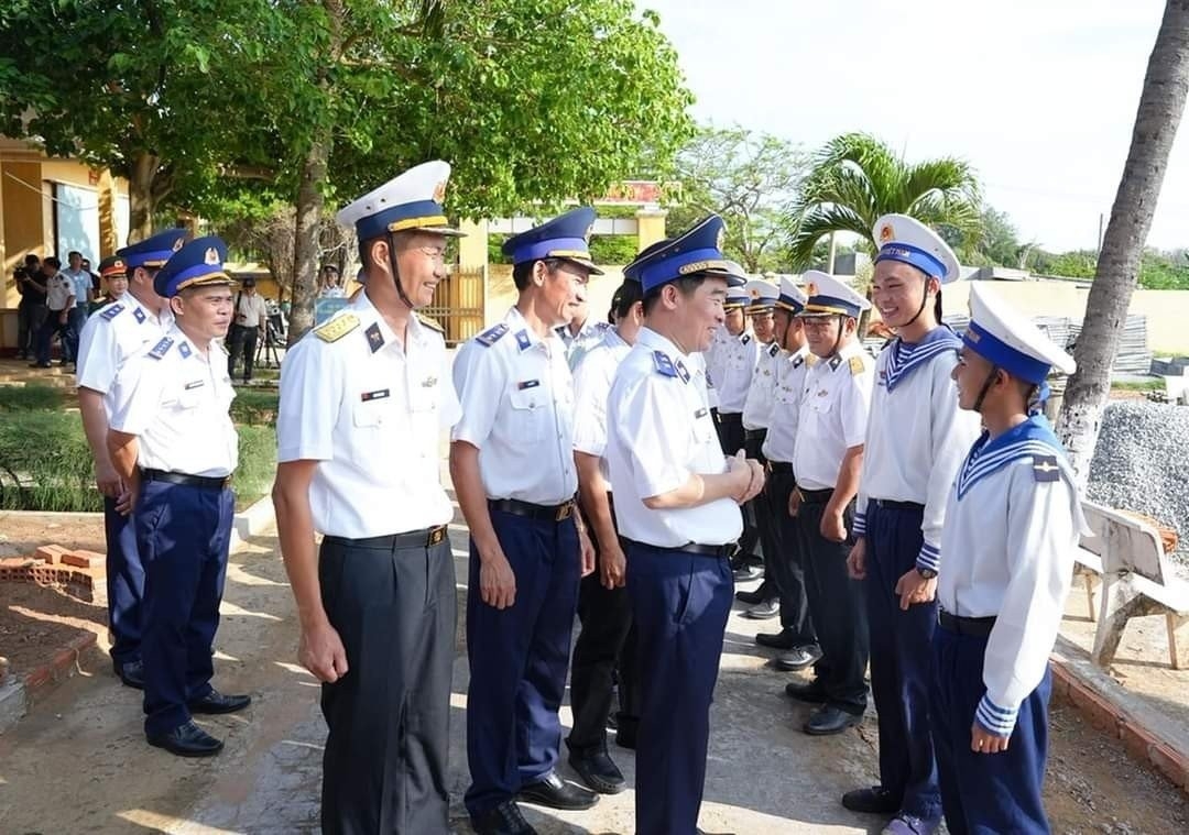 海警司令部工作代表团走访575号雷达站。（图：陈芳）
