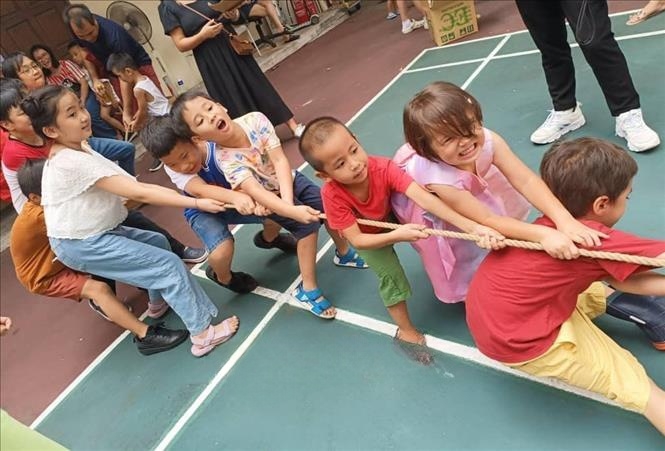儿童们参加民间游戏。