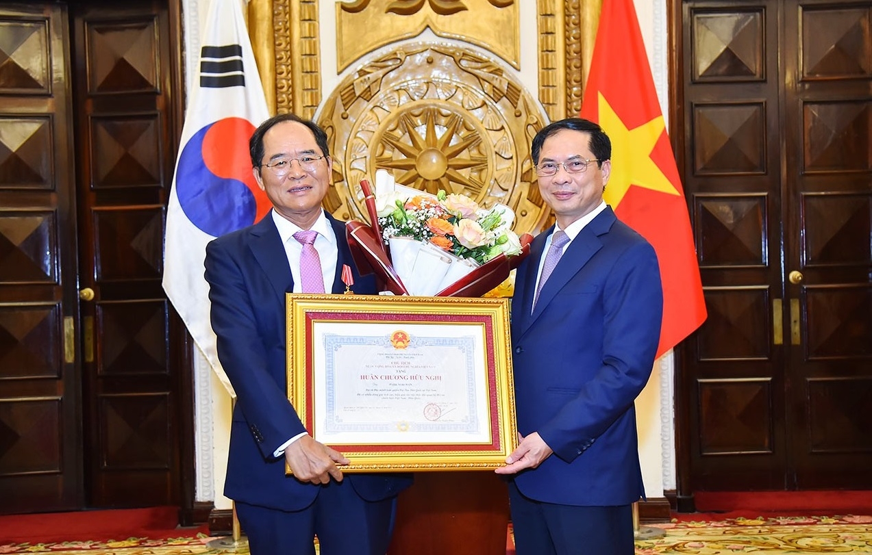 越南向韩国驻越南大使朴能运授予友谊勋章。