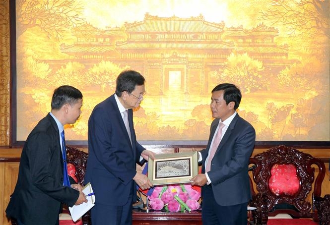承天顺化省人民委员会主席阮文方会见两国参会代表。