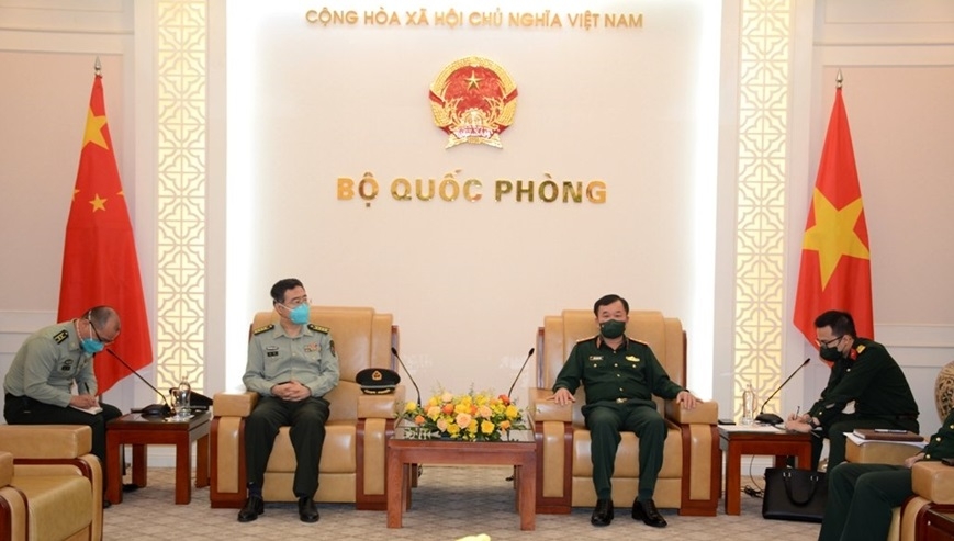越南国防部副部长黄春战上将会见了中国驻越南武官处武官潘涛大校。