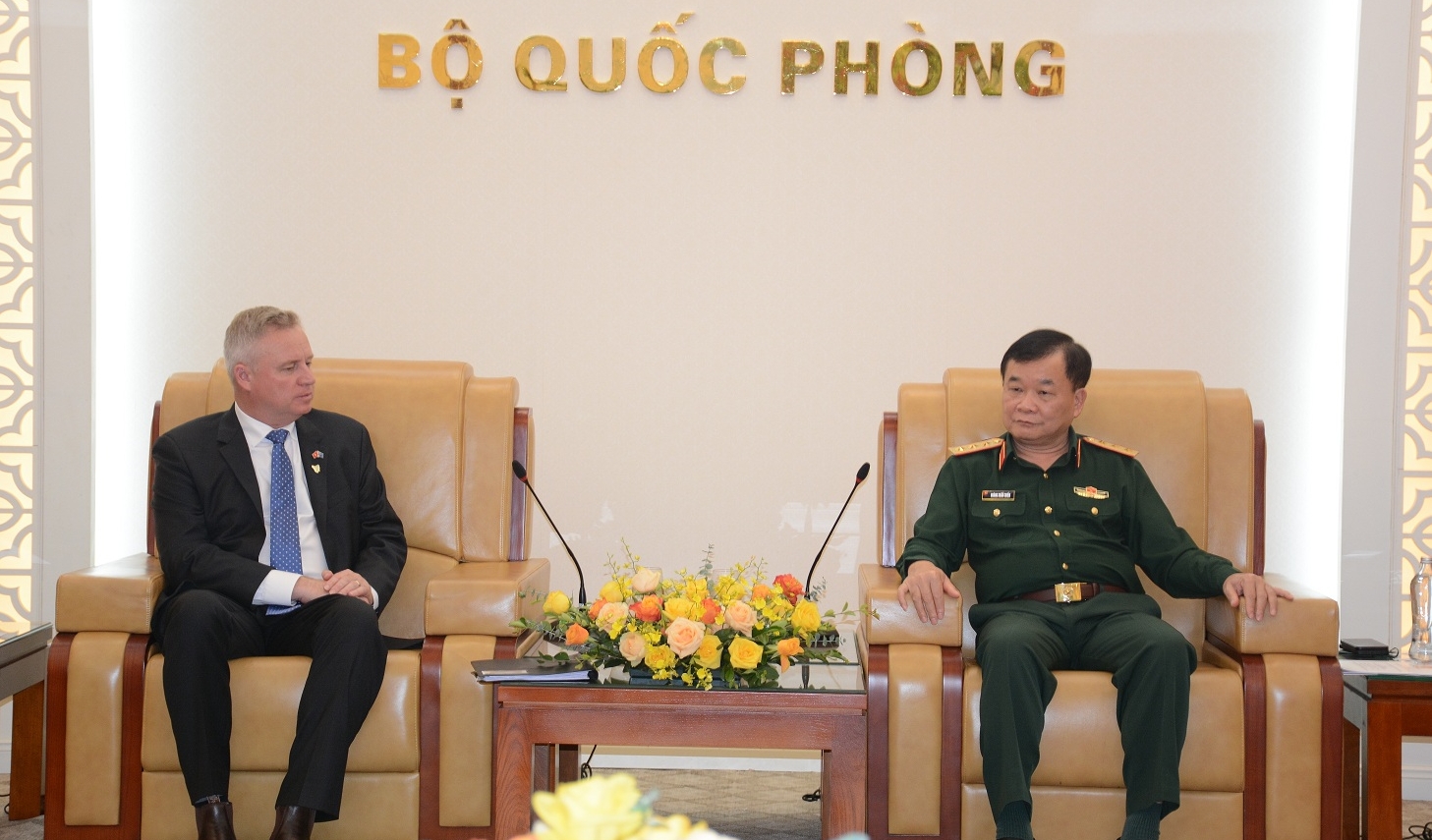 越南国防部副部长黄春战上将会见了澳大利亚塔斯马尼亚州州长杰里米·罗克利夫（Jeremy Rockliff）先生。
