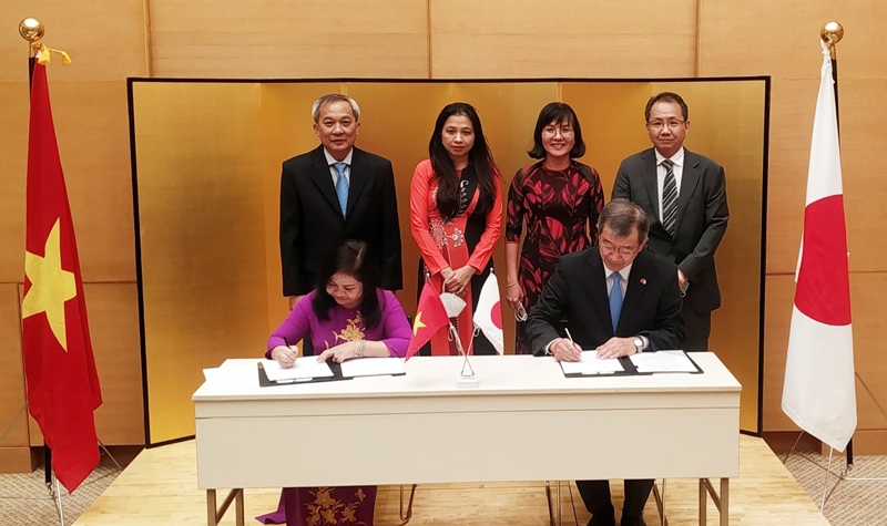 日本驻胡志明市总领事渡边信宏与芹苴市友协联合会主席黎氏清江签署援助合同。