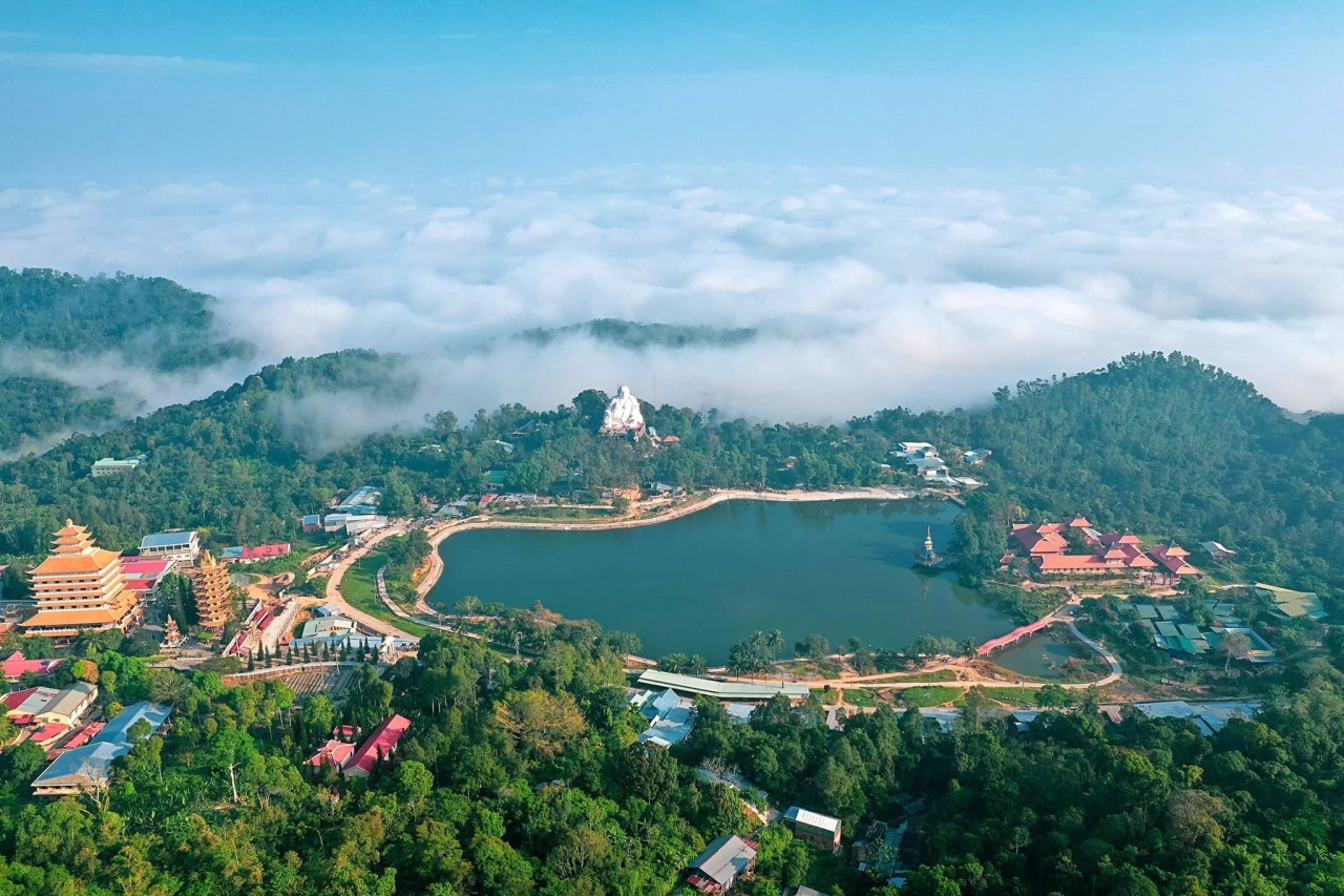 天禁山旅游区全景——安江大篷车之旅中值得探索的地方。