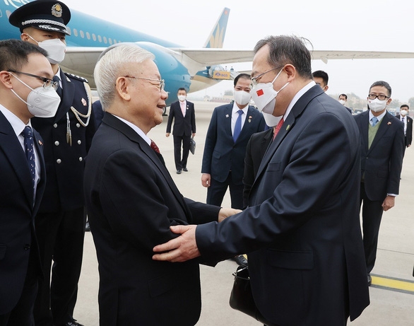当地时间10月30日中午，中共中央对外联络部部长刘建超（右）在北京国际机场迎接越共中央总书记阮富仲。