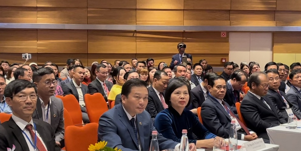 省人民委员会常务副主席黎洪荣参加第十二届旅居欧洲越侨商业论坛。