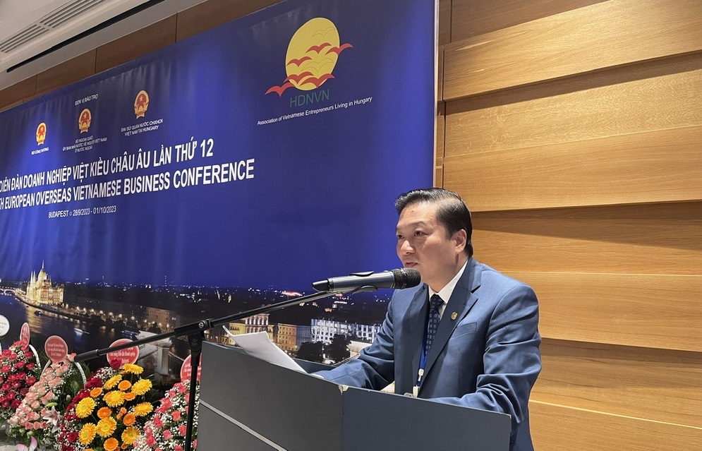 省人民委员会常务副主席黎洪荣在论坛上发言。