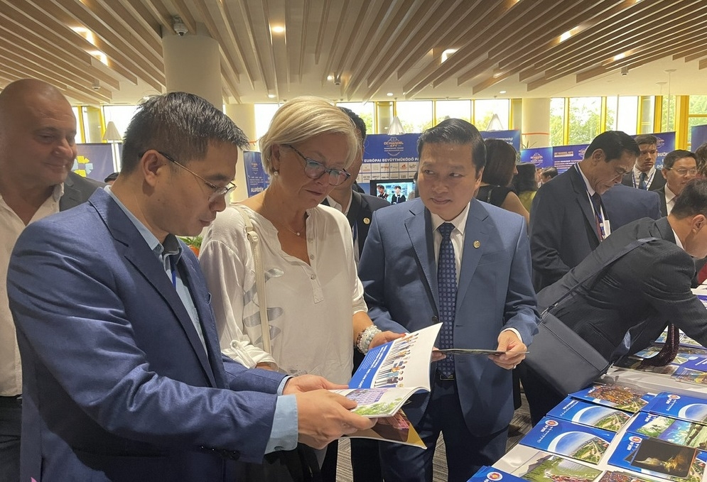 省人民委员会常务副主席黎洪荣向与会代表介绍义安省的特产。